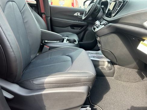 New 2027 Chrysler Pacifica Select AWD/4WD image 18