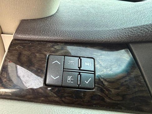 Used 2010 Cadillac DTS Luxury image 23