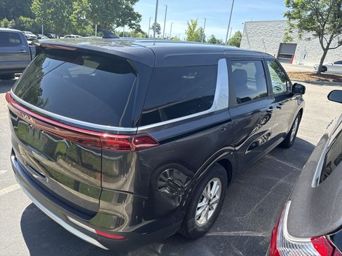 Used 2024 Kia Carnival LX FWD image 6