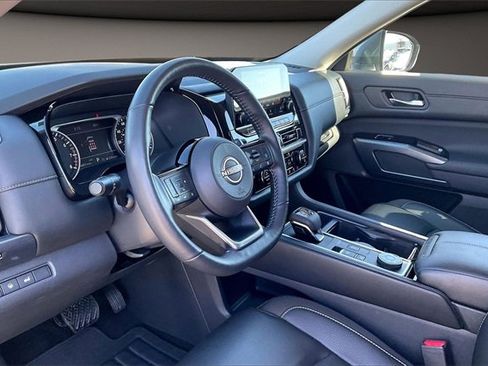 Certified 2025 Nissan Pathfinder SL image 12