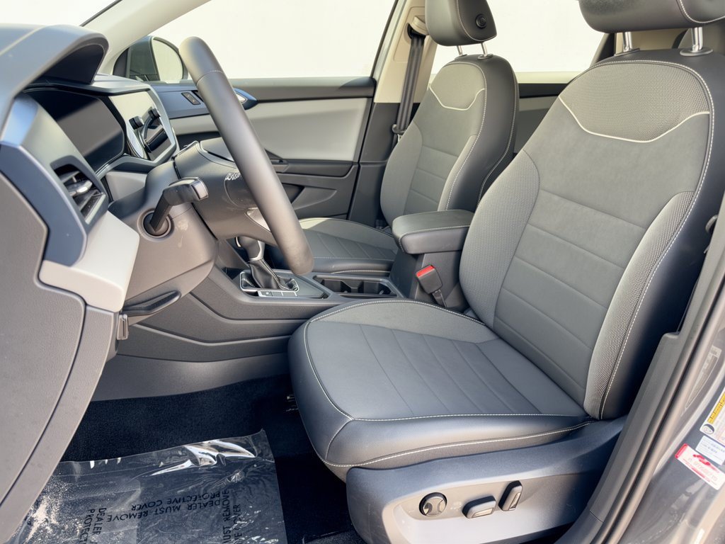 Used 2023 Volkswagen Taos SE w/ Panoramic Sunroof Package FWD image 5