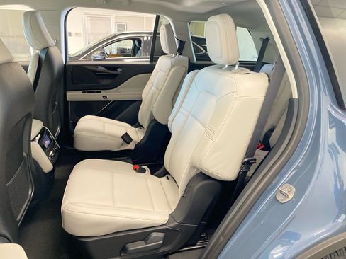 New 2026 Lincoln Aviator AWD image 9