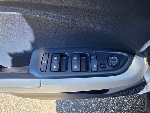 Used 2020 Hyundai Venue FWD image 11