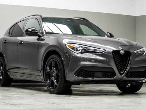 Used 2023 Alfa Romeo Stelvio Veloce image 4