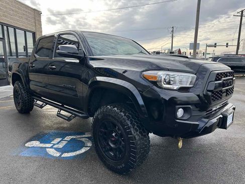Used 2021 Toyota Tacoma TRD Sport image 3