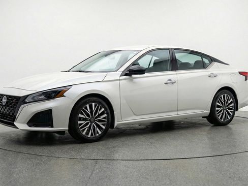 Used 2025 Nissan Altima 2.5 SV image 3