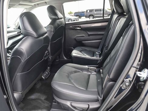 Used 2022 Toyota Highlander Platinum FWD image 18