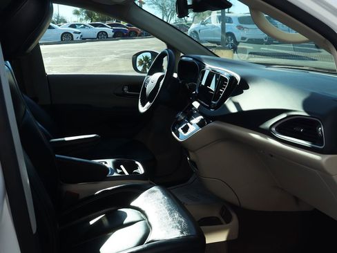 Used 2023 Chrysler Pacifica Touring-L image 34