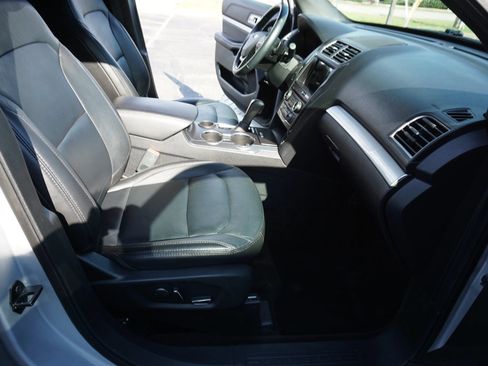 Used 2017 Ford Explorer XLT w/ Equipment Group 202A FWD image 31