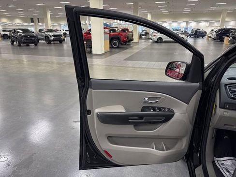 Used 2018 Kia Sedona LX w/ LX Essentials Premium Package image 26