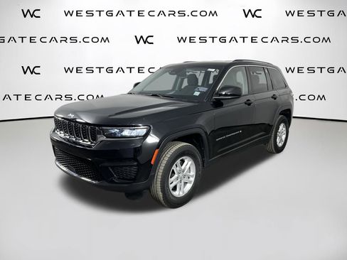 Used 2023 Jeep Grand Cherokee Laredo image 1