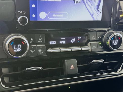 Used 2023 Toyota Highlander XLE FWD image 19