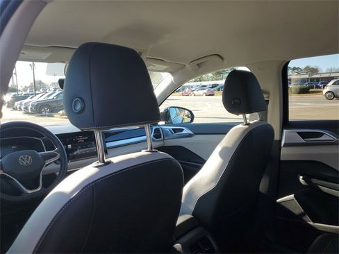 Certified 2025 Volkswagen Taos SE image 11