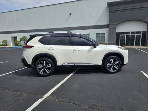 Used 2021 Nissan Rogue Platinum image 3