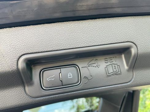 Used 2024 Ford Explorer Limited image 15