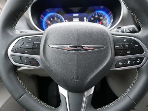 Certified 2024 Chrysler Pacifica Touring-L image 25