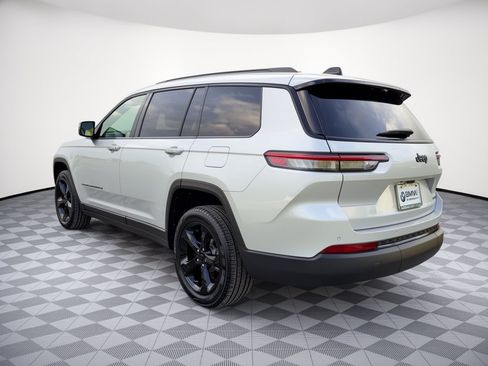 Used 2025 Jeep Grand Cherokee L Limited w/ Luxury Tech Group II RWD image 3