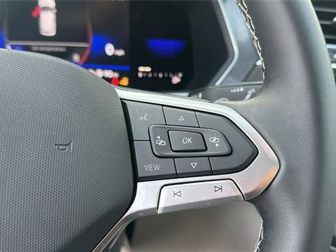 Used 2022 Volkswagen Tiguan SE image 16