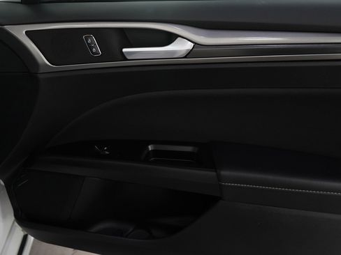 Used 2017 Ford Fusion SE w/ Equipment Group 201A image 9