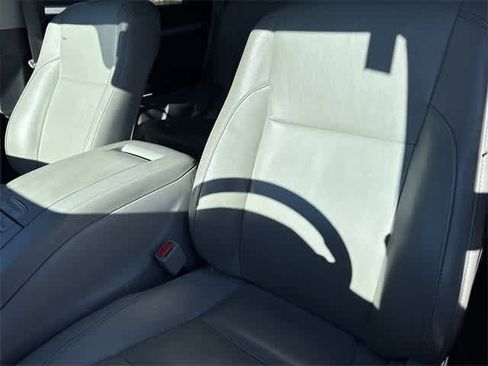 Used 2019 Toyota Highlander XLE image 12