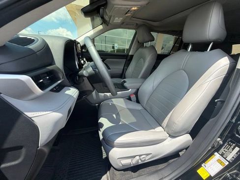 Used 2024 Toyota Highlander XLE AWD/4WD image 10