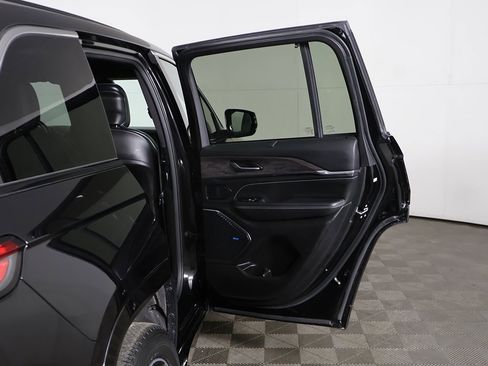 Used 2022 Jeep Grand Cherokee Overland w/ Luxury Tech Group IV image 27