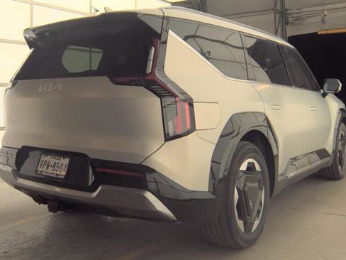 Used 2024 Kia EV9 Land image 4