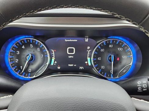 Used 2023 Chrysler Pacifica Touring-L FWD image 11