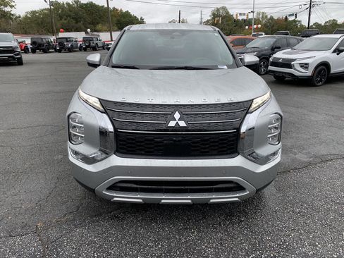 Used 2023 Mitsubishi Outlander SE image 3