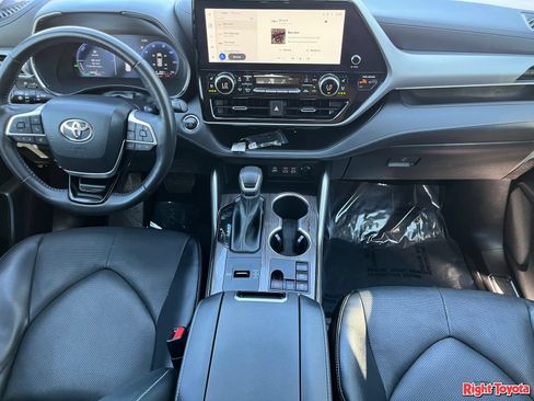 Used 2023 Toyota Highlander Platinum FWD image 17