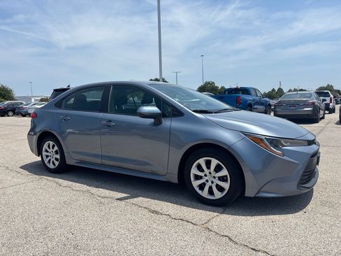 Used 2025 Toyota Corolla LE FWD image 3
