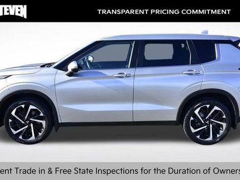 Used 2023 Mitsubishi Outlander SE image 2