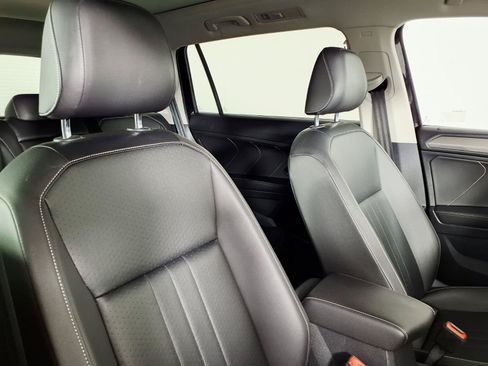Used 2022 Volkswagen Tiguan SE w/ Panoramic Sunroof Package AWD/4WD image 10
