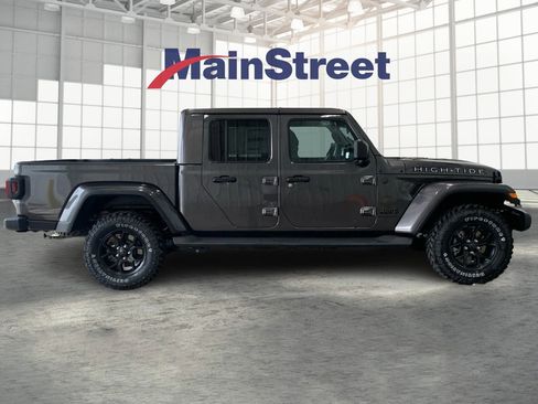 Used 2025 Jeep Gladiator Sport image 6