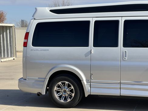 Used 2019 Chevrolet Express 2500 w/ Enhanced Convenience Package image 11