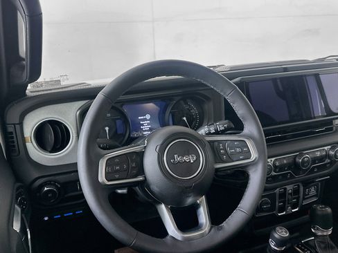 Used 2025 Jeep Wrangler Unlimited Sahara AWD/4WD image 18