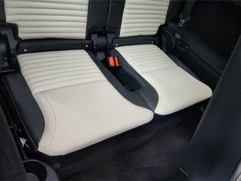 Used 2024 Land Rover Discovery Dynamic SE image 28