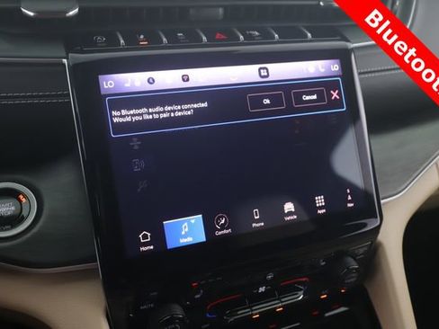 Used 2025 Jeep Grand Cherokee Limited w/ Black Appearance Package image 24