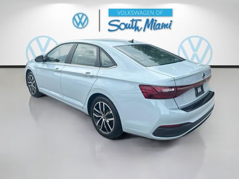 Used 2025 Volkswagen Jetta SE FWD image 5