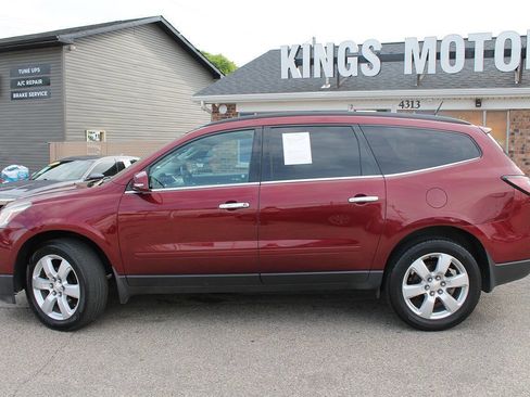 Used 2017 Chevrolet Traverse LT w/ Style and Technology Package FWD image 2