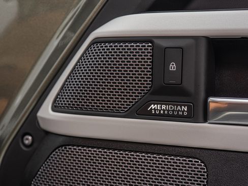 Used 2024 Land Rover Defender 110 SE image 47