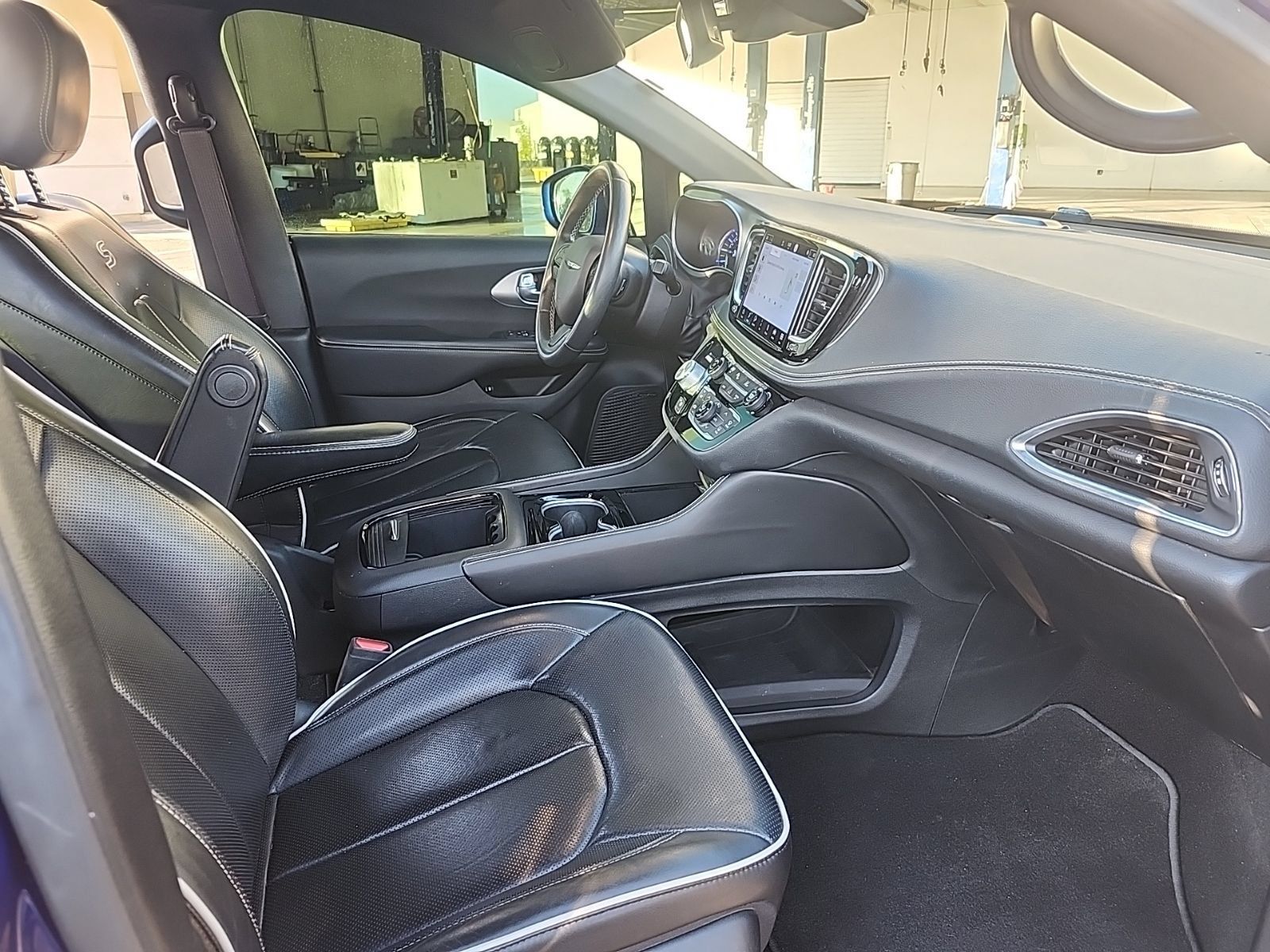 Used 2021 Chrysler Pacifica Limited w/ Uconnect Theater Family Group FWD image 21