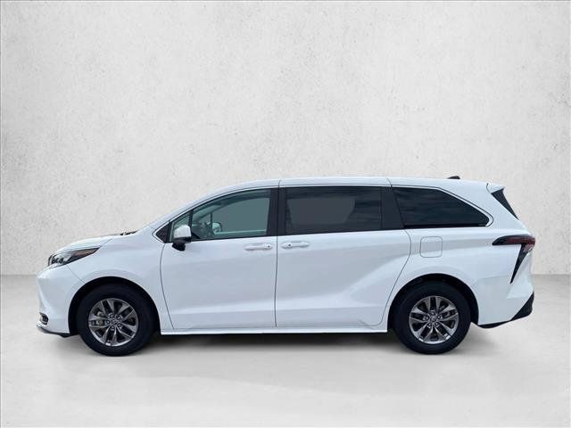 Used 2025 Toyota Sienna LE FWD image 8