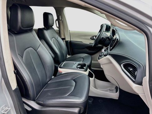 Used 2024 Chrysler Pacifica Limited FWD image 29
