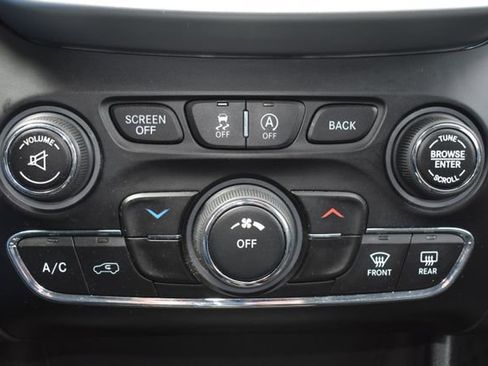 Used 2018 Jeep Cherokee Trailhawk w/ Cold Weather Group AWD/4WD image 28