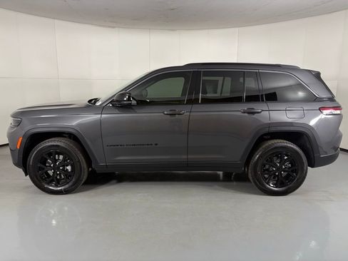 Used 2026 Jeep Grand Cherokee Altitude AWD/4WD image 5