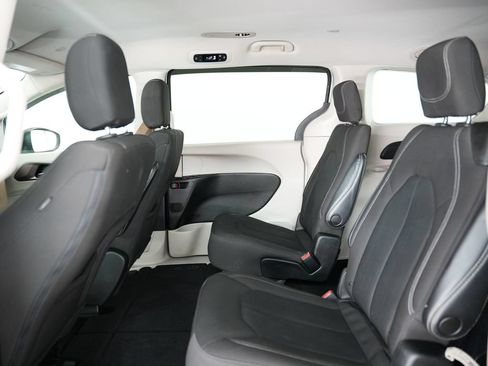 Used 2022 Chrysler Voyager LX FWD image 33