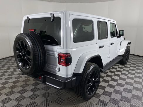 Used 2025 Jeep Wrangler Sahara image 7