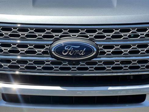 Used 2022 Ford Explorer Limited w/ Equipment Group 301A image 7