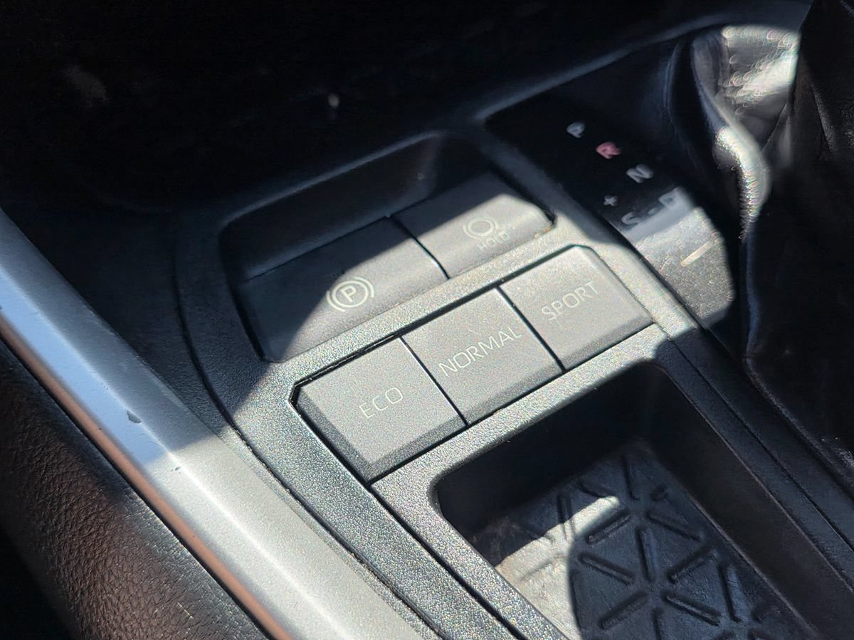 Used 2019 Toyota RAV4 LE w/ Carpet Mat Package FWD image 47
